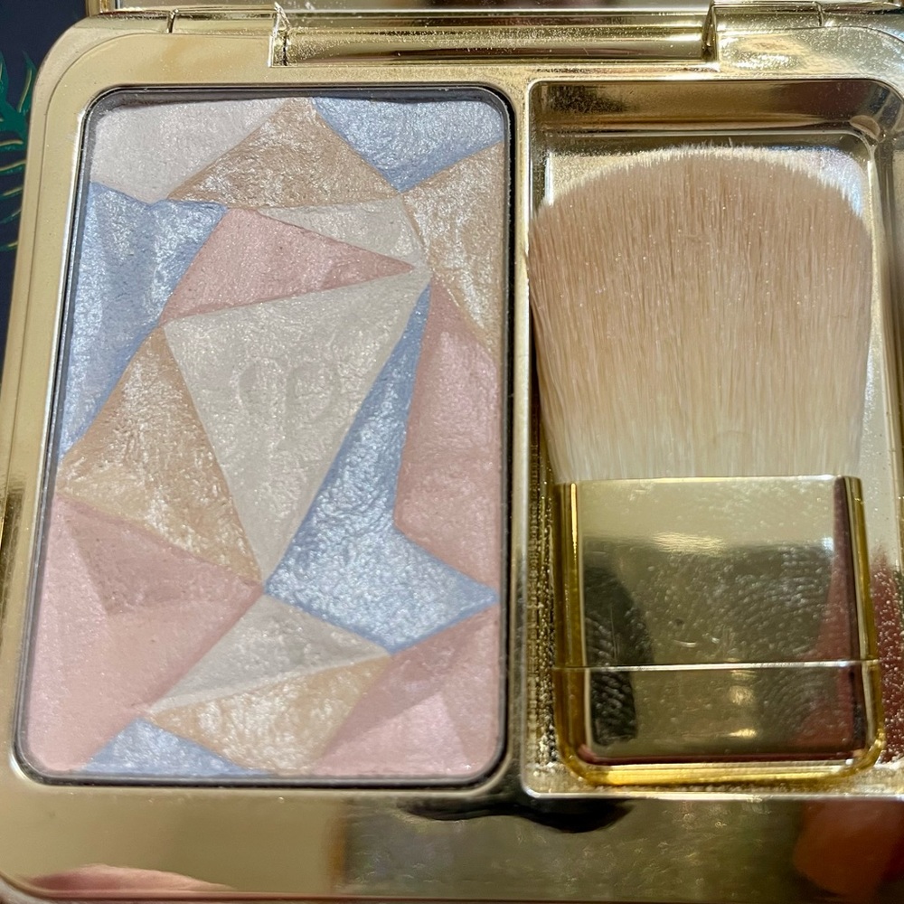 Cle de Peau